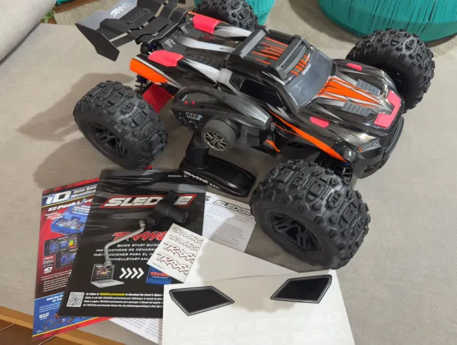 Automodelo Traxxas Sledge 1/8 4x4 Belted