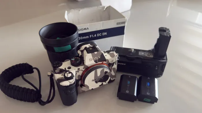 Sony A7 III + Sigma 30mm 1.4 + Grip + 2 Baterias | Kit Completo