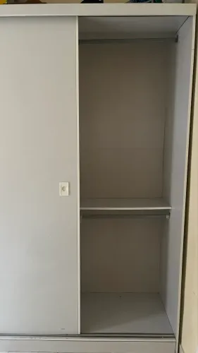 Guarda-roupa com porta de correr