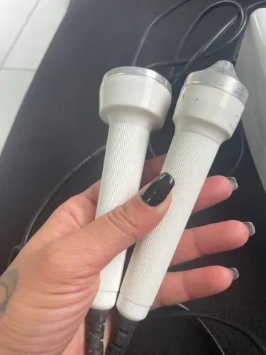 Esse aparelho é um Aparelho de Ultrassom Estético (Facial e Corporal). 