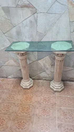 Aparador de vidro e colunas de gesso