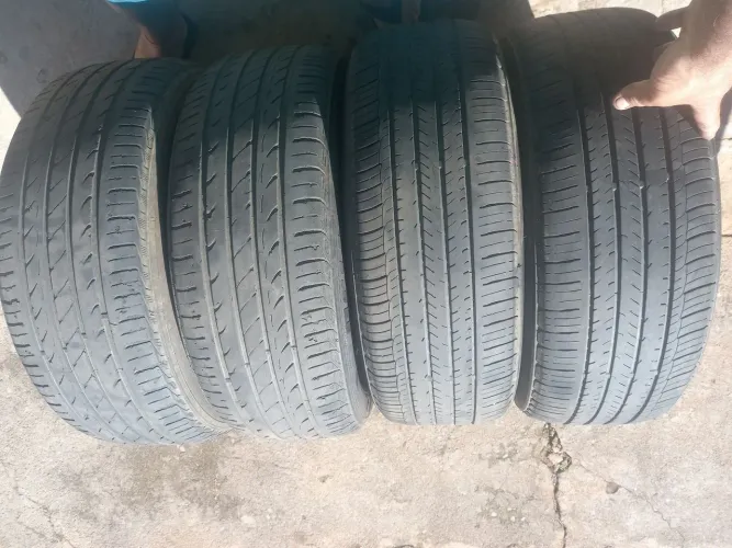 Vendo 4 pneus 205 60 15 em otimo estado mais de meia vida roda muito