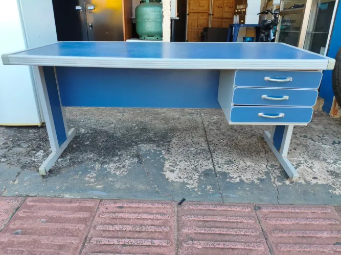 Mesa de escritório com 3 gavetas com chave