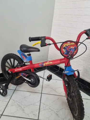 Bicicleta, homem aranha