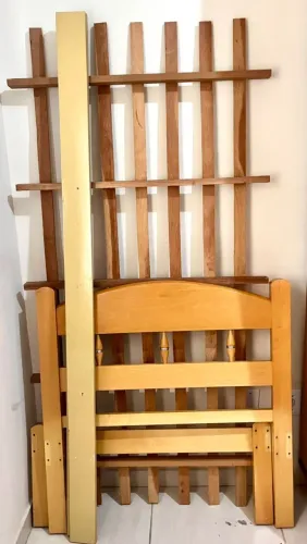 Cama de solteiro de madeira maciça