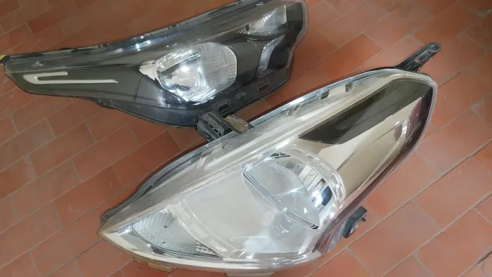 Vendo este farol do lado direito da Strada nova sem LED e este farol do lado esquerdo do