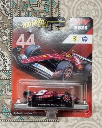 Hot Wheels Premium Scuderia Ferrari HP #44 Lewis Hamilton 2025 - Real Riders - Lacrado