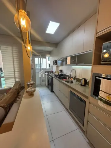 Apartamento à venda com 03 dormitórios, sendo 01 suíte, no Centro de São José/SC.