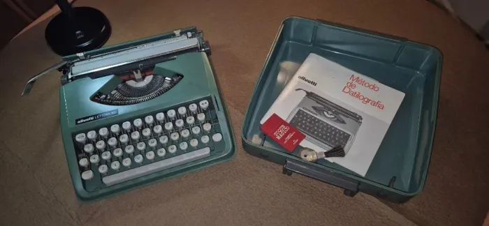 Máquina de Escrever Olivetti Lettera 82 com Maleta e Manual