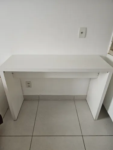 Mesa branca alta