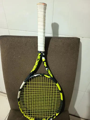 Raquete de tênis Babolat, juvenil, 260 gramas. Leve fissura na cabeça. 