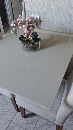 Mesa de jantar com 4 cadeiras.
