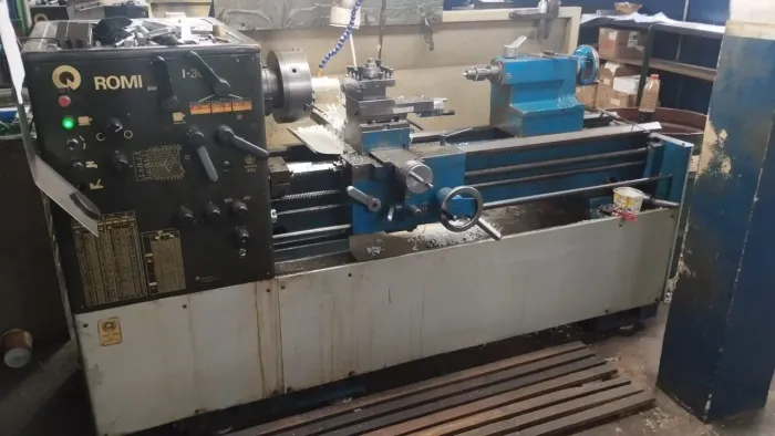 torno mecânico romi I30 x1000mm entre pontas Máquina trabalhando perfeitamente 