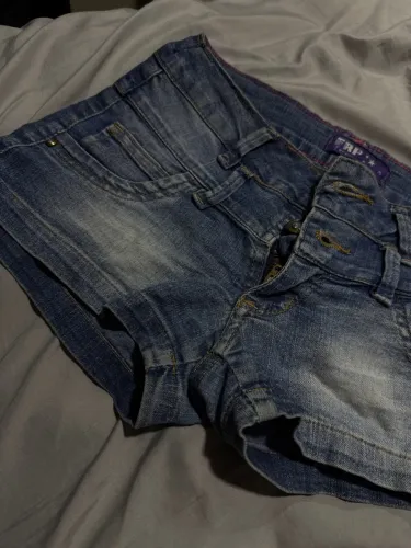 Mini shorts estilo anos 2000