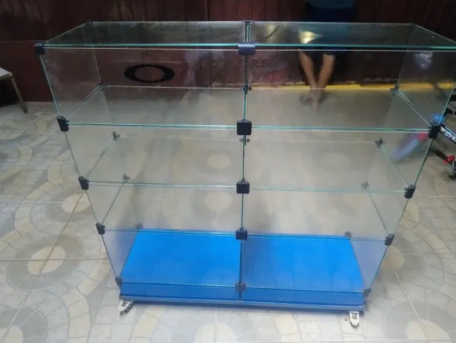 Balcão de Vidro Com Rodinhas