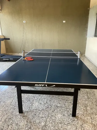 Mesa de tênis de ping pong. klopf. Mesa dobrável com capa