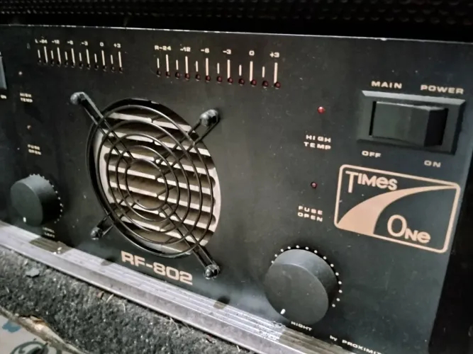 Amplificador de potência TIMES ONE RF802 (4000 W RMS)