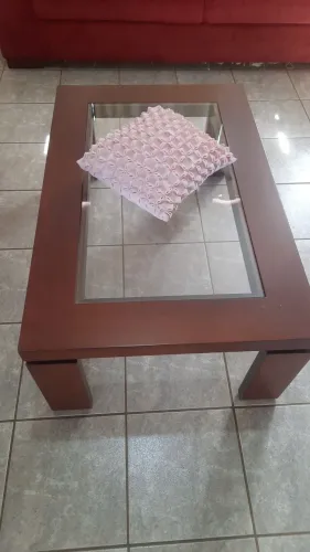 Vendo mesade centro c vidro na mdeira maciça