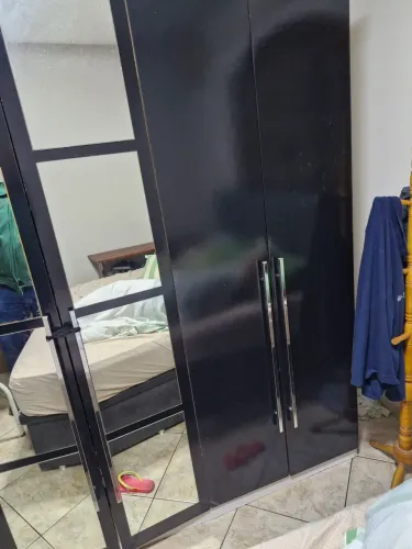 Guarda roupa bem conservado