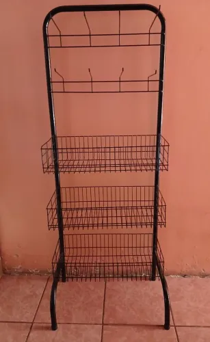 Expositor Display Para Encartelados Com Cestas e Ganchos