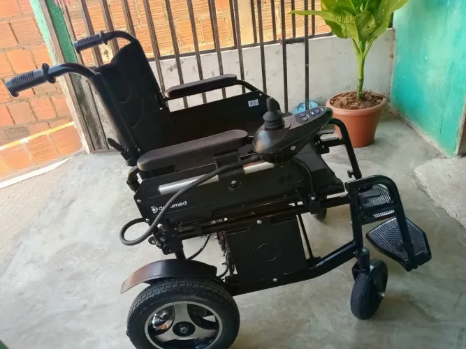 CADEIRA DE RODAS MOTORIZADA