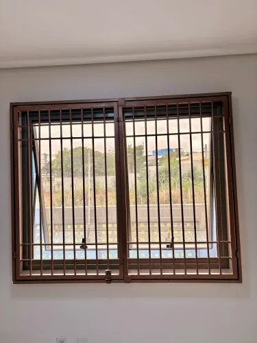 OPORTUNIDADE: Grade para janela com abertura feita em ferro reforçado (L): 163 cm (A): 133