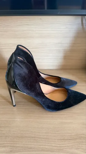 Sapatos de salto semi novos