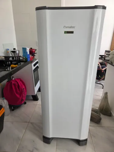 Geladeira Esmaltec Inverter A+++ 259L - Nova, 1 Mês de Uso