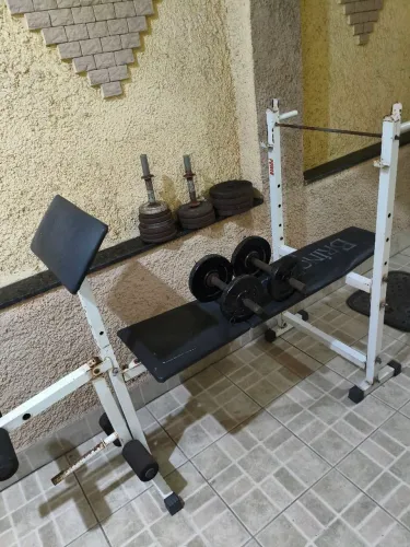 Aparelho de Musculação e Anilhas