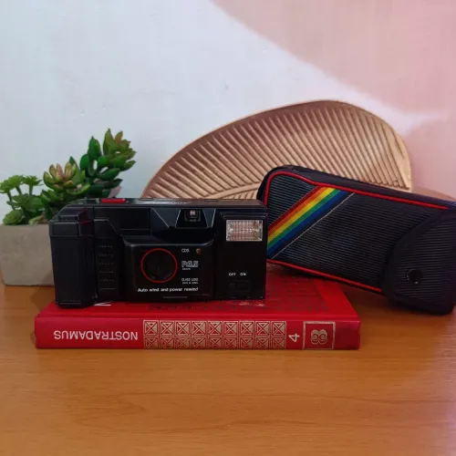 Câmera Fotográfica Yashica AW-818 Analógica Preta com Case