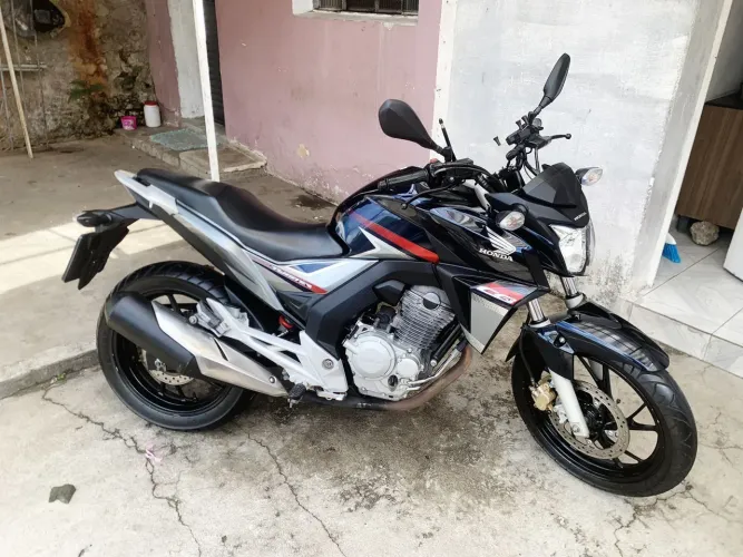 Estou vendendo essa cb twiester. Perfeita condições revisada so pegar e andar!! 17mil