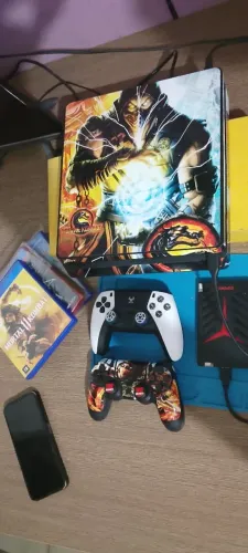 Vendo ps4 slim 500 GB com três jogos mídia física vai dois controles