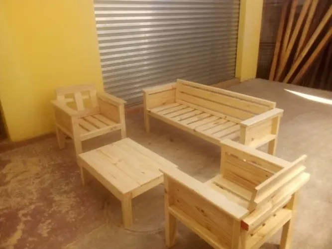 Conjunto de sofá e poltronas com mesa de centro planejados sob medida 