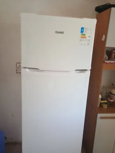 Vende se uma geladeira