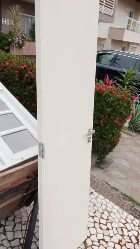 Vendo porta 2,10 altura 60 largura