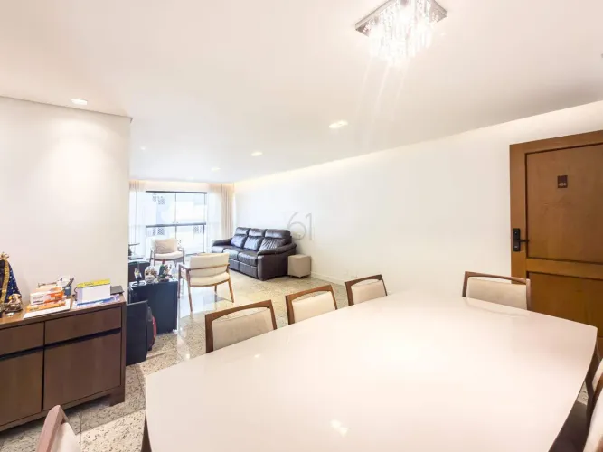 APARTAMENTO VAZADO, ANDAR ALTO, 4 QUARTOS (3 SUÍTES) E 2 VAGAS À VENDA NA SQN 303 ASA NOR