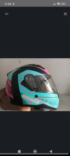 Capacete seminovo, bem conservado e sem marcas de uso. 