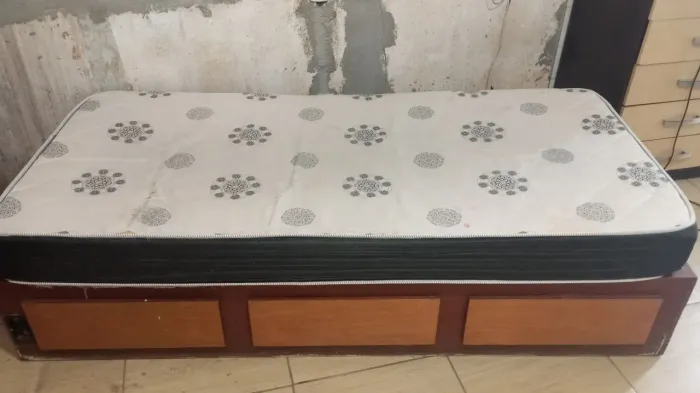 Cama de solteiro antiga em ótimo estado