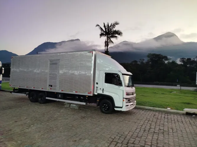 Caminhão VW delivery 13180 6x2 euro 6 ano23/24