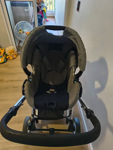Carrinho de Bebê Moby Safety 1 Moisés com bebê conforto e base pra veículo