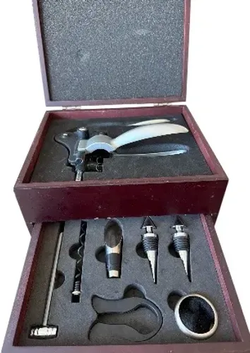 Kit Vinho Completo com Estojo de Madeira Sofisticado 