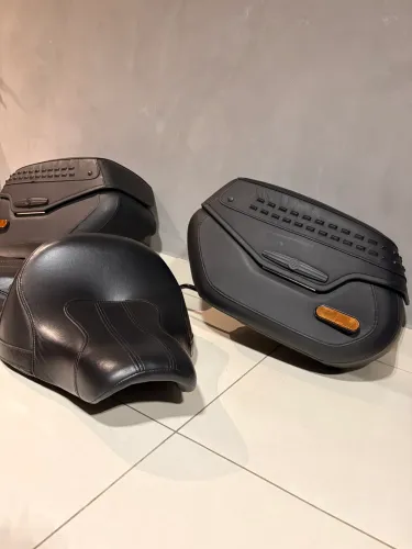 Kit Alforges Originais (Malas) + Banco Origina Harley-Davidson Softail Heritage / Outras)