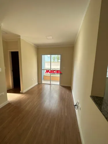 APTO TÉRREO PISO LAMINADO, LUMINÁRIAS, PLANEJADOS NA COZINHA e BANHEIRO.