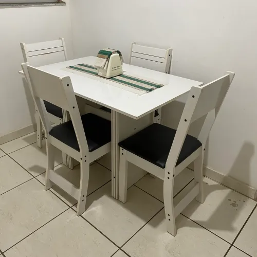 Mesa de Jantar 4 Cadeiras de Madeira