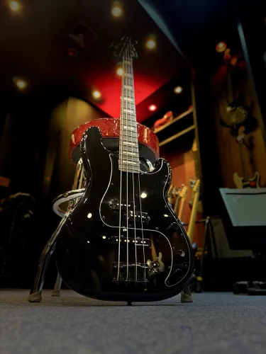 Fender Duff McKagan Deluxe Precision Bass - Black 