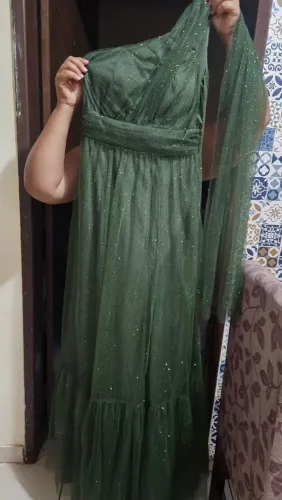 Vestido verde oliva , usado uma única vez 