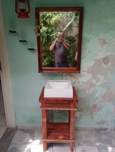 Conjunto de banheiro rústico em madeira de Péroba
