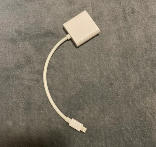 O item é um adaptador Apple Lightning para AV Digital.