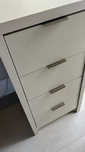 Armário e mesa de escritório 