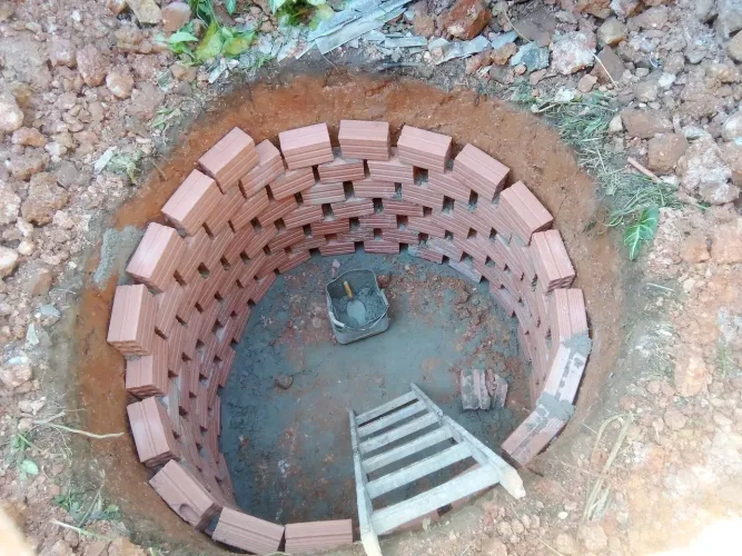 Contrução de fossas e fossa séptica. Drenos